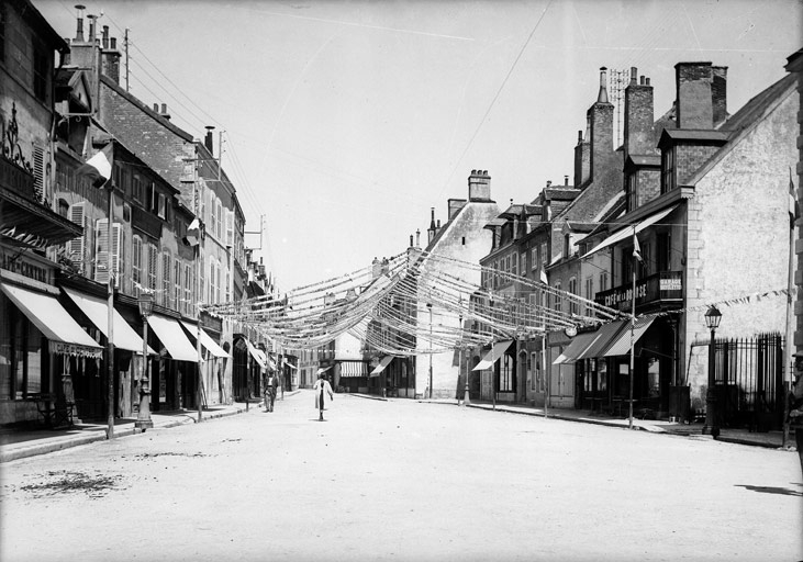 Rue décorée, à partir du Beffroi, angle de la poste, à droite (titre usuel)