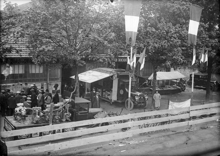 Nuits-Saint-Georges - Autour des halles, foire exposition de matériel agricole (titre usuel)