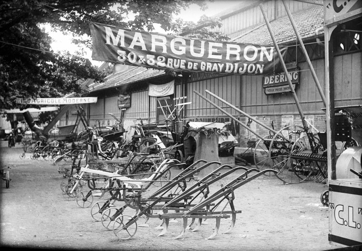 Autour des halles, foire exposition de matériel agricole. C.L CONORD (titre usuel)