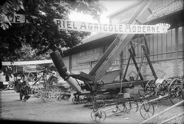 Nuits-Saint-Georges - Autour des halles, foire exposition de matériel agricole (titre usuel)