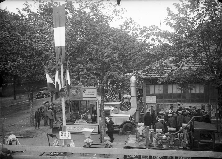 Nuits-Saint-Georges - Autour des halles, foire exposition de matériel agricole (titre usuel)