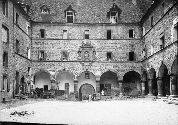 Cour intérieur avec arcades. Une statue de la Vierge dans une niche, 17e inscription au dessous (couvent des cordeliers à Beaune ?) (titre usuel)