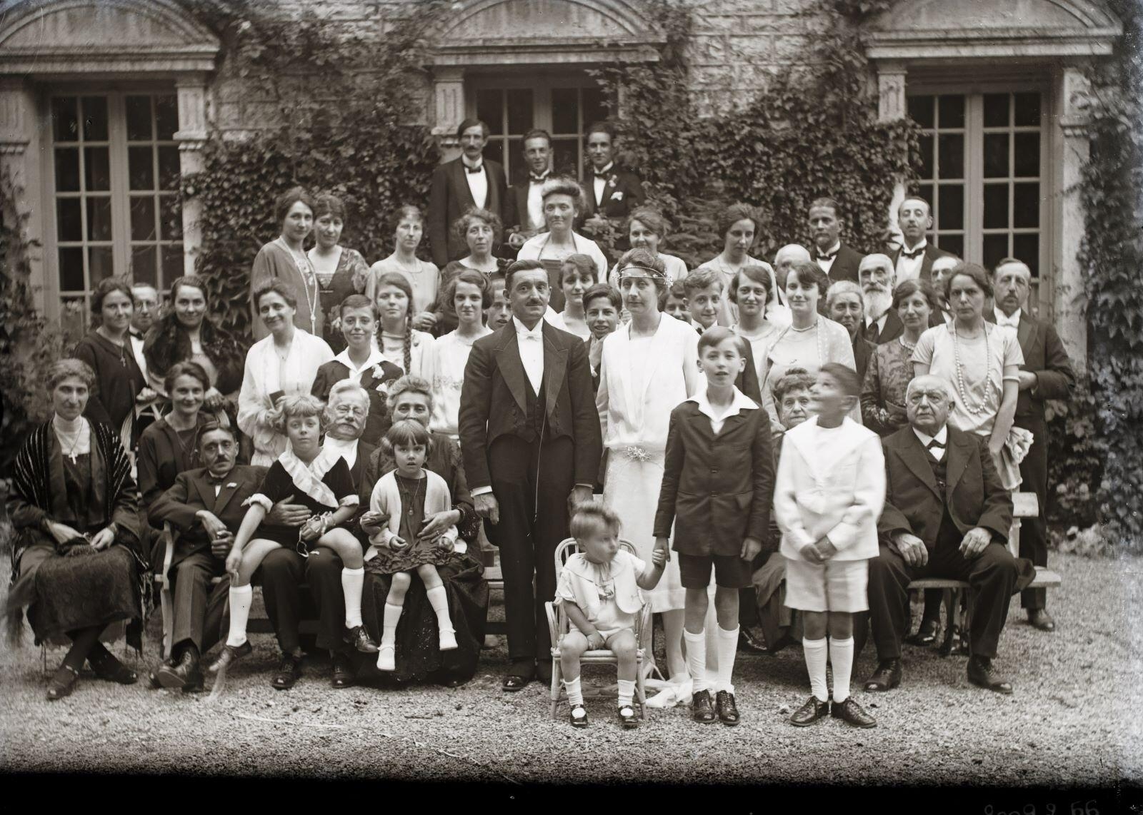 Photographie de famille lors d'un mariage (titre usuel)