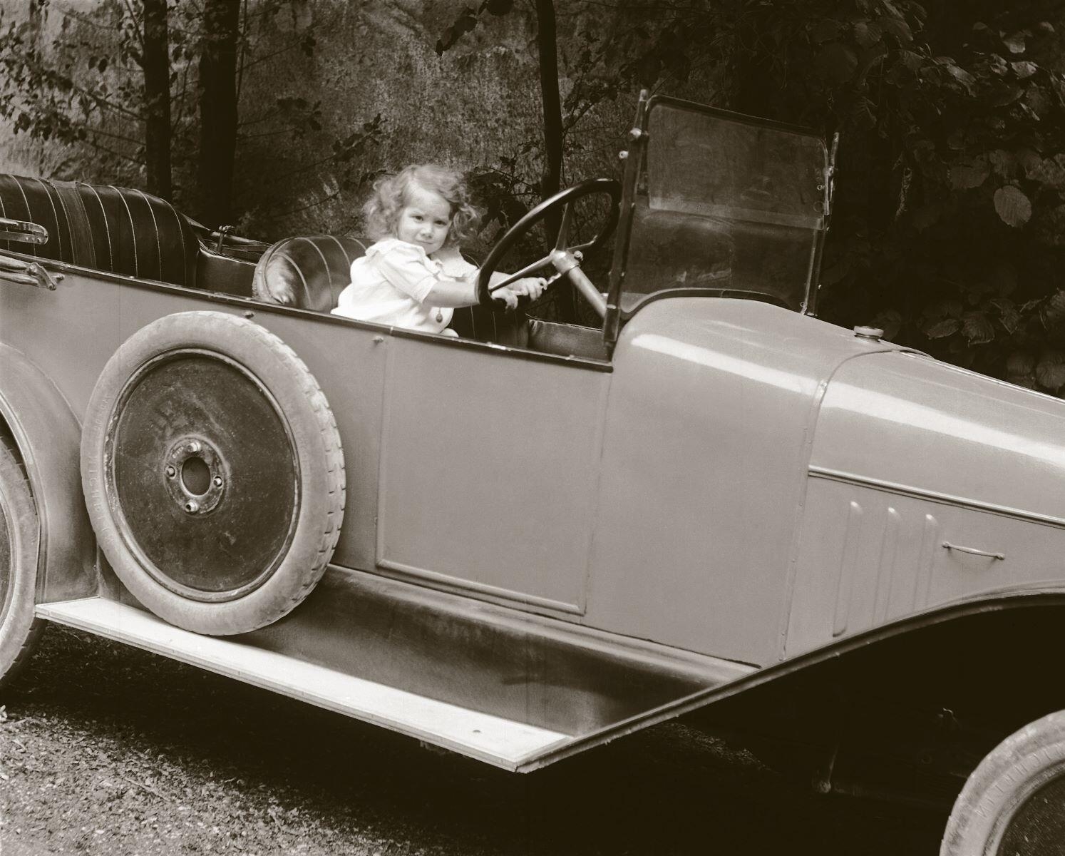 Portrait d'enfant dans une voiture (titre usuel)