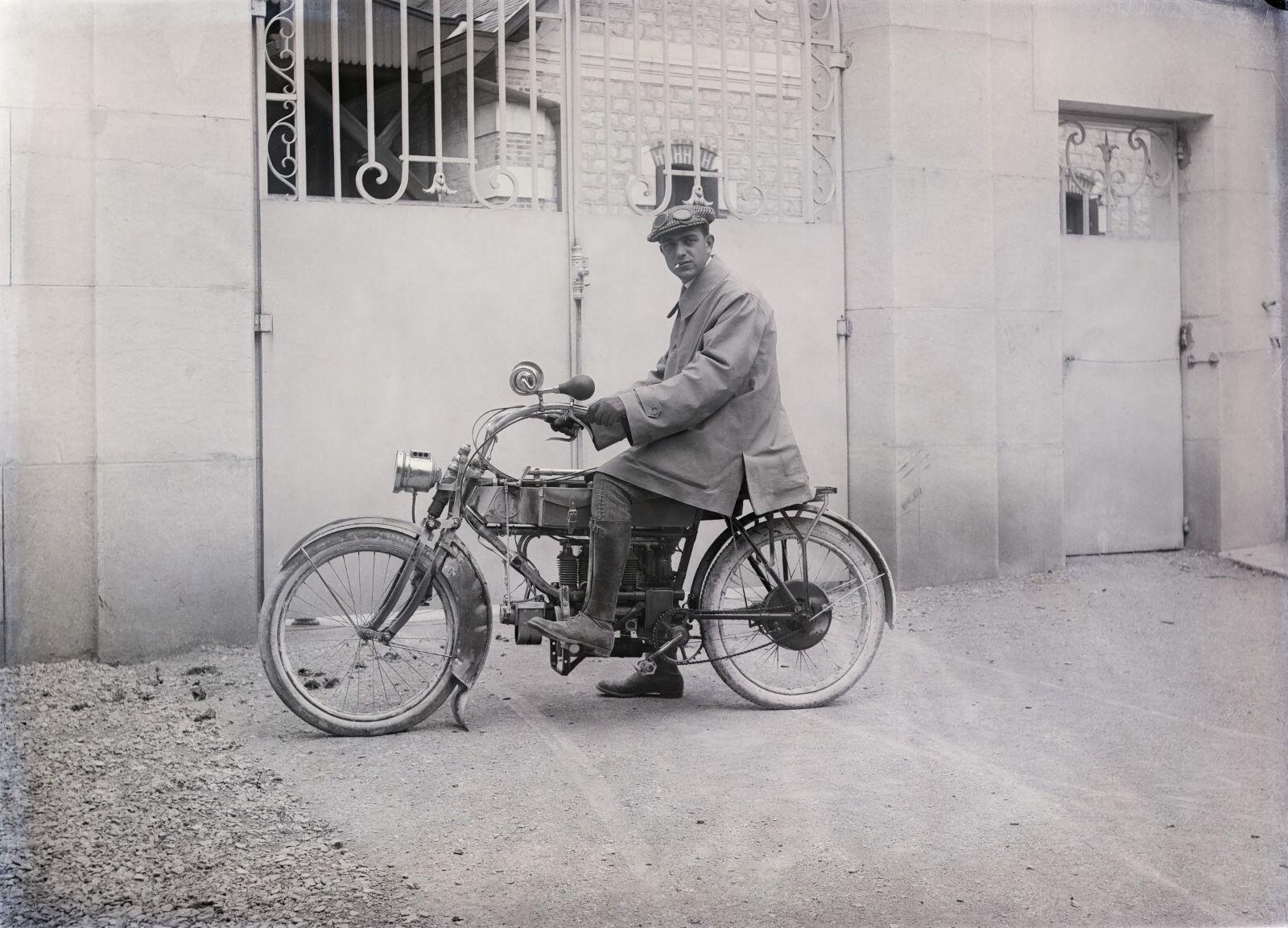 Portrait d'homme sur une motocyclette (titre usuel)