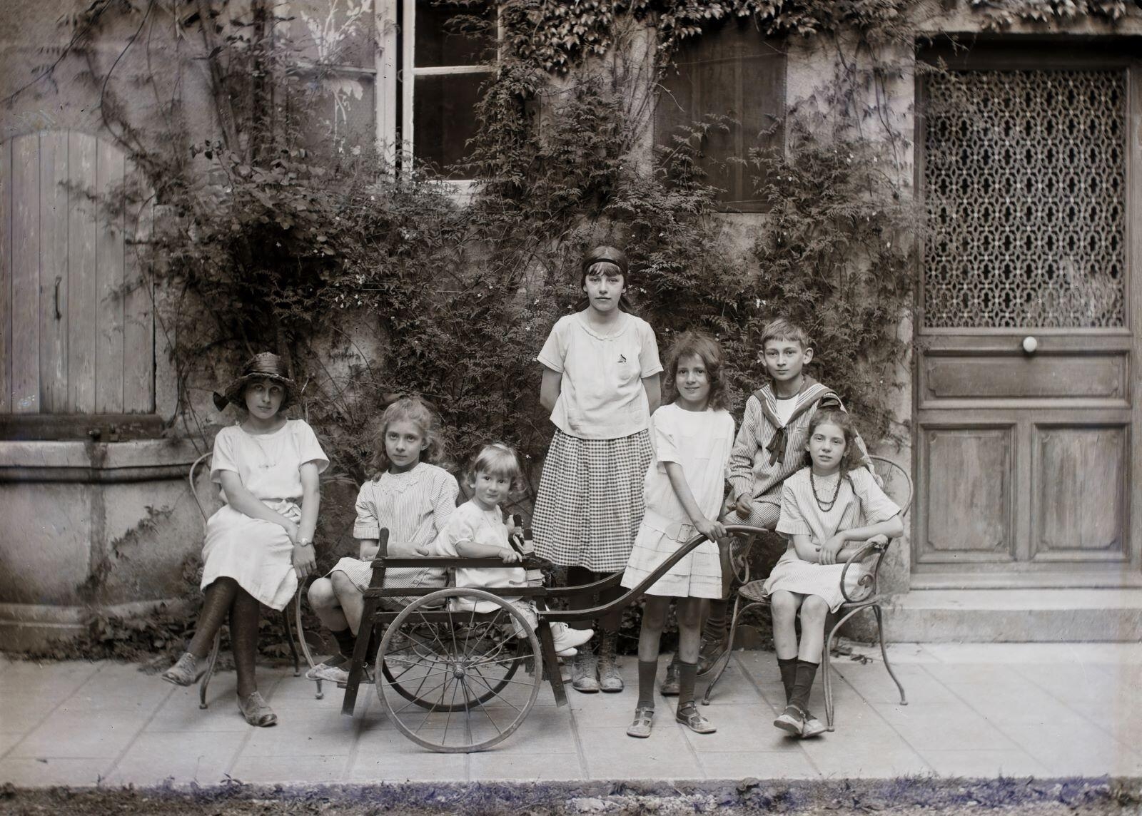 Nuits-Saint-Georges - Maison Misserey-Viansson, rue Paul Cabet, (portrait d'enfants) (titre usuel)