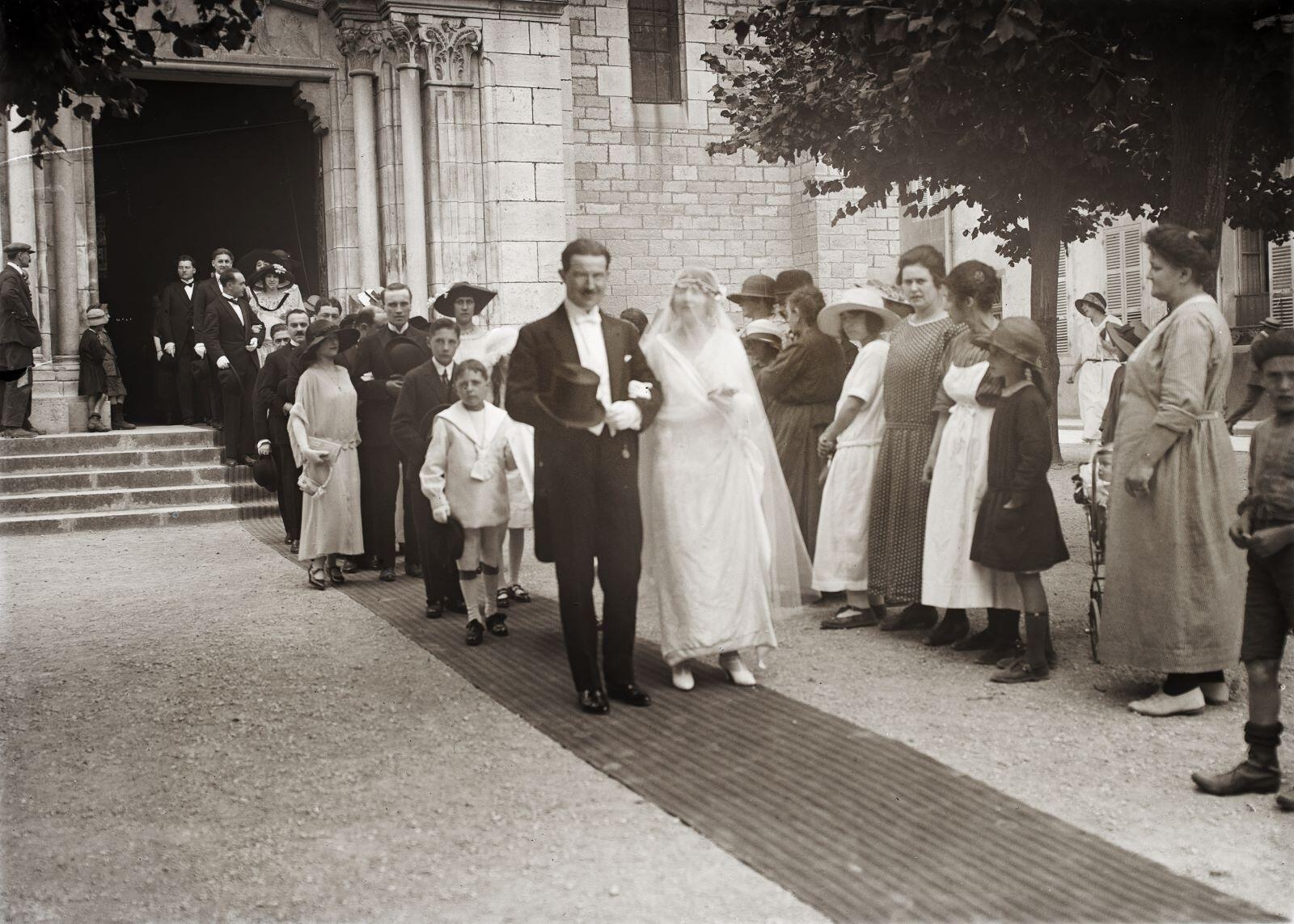 Nuits-Saint-Georges - Mariage. Un couple sort de l'église Saint-Denis (titre usuel)