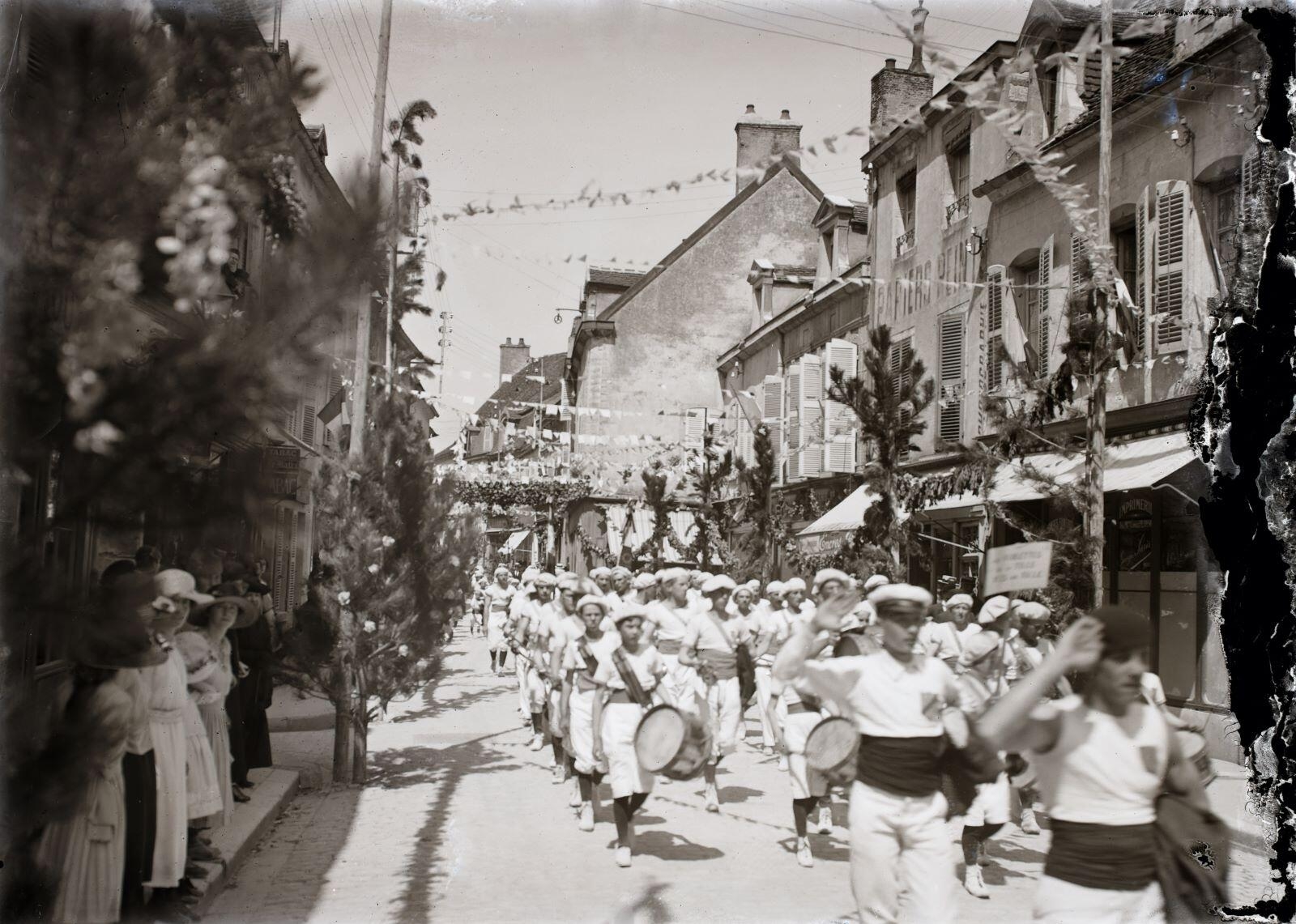Nuits-Saint-Georges - Défilé dans la Grand' Rue, au niveau de la Place de la République (titre usuel)