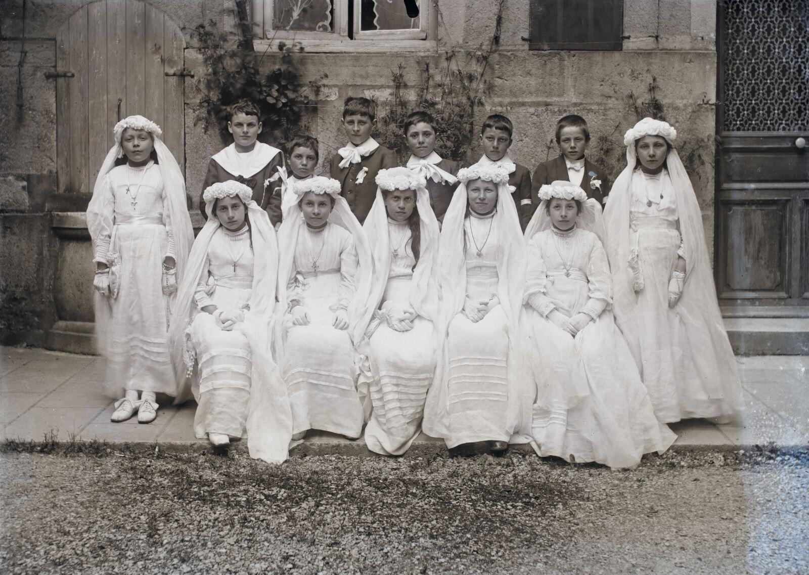 Nuits-Saint-Georges - Maison Misserey-Viansson, rue Paul Cabet, portrait de groupe, communiants et communiantes (titre usuel)