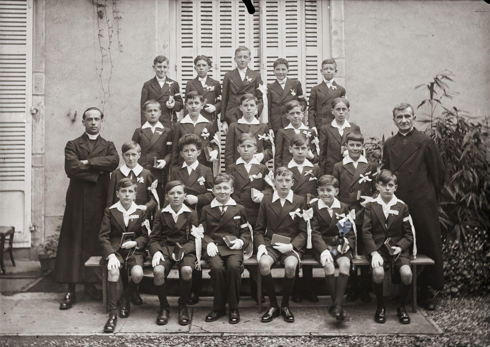 Nuits-Saint-Georges - Communion solennelle, garçons et deux prêtres (titre usuel)