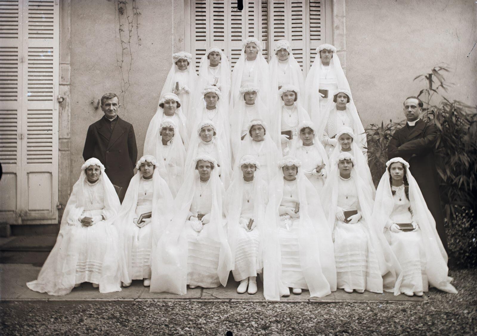 Nuits-Saint-Georges - Communion solennelle, des filles et deux prêtres (titre usuel)