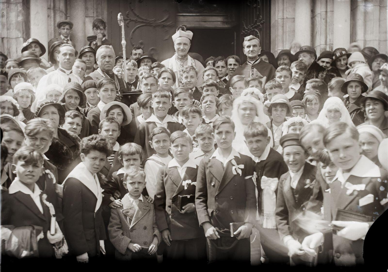 Nuits-Saint-Georges - Communion solennelle, la sortie de l'église Saint-Denis (titre usuel)