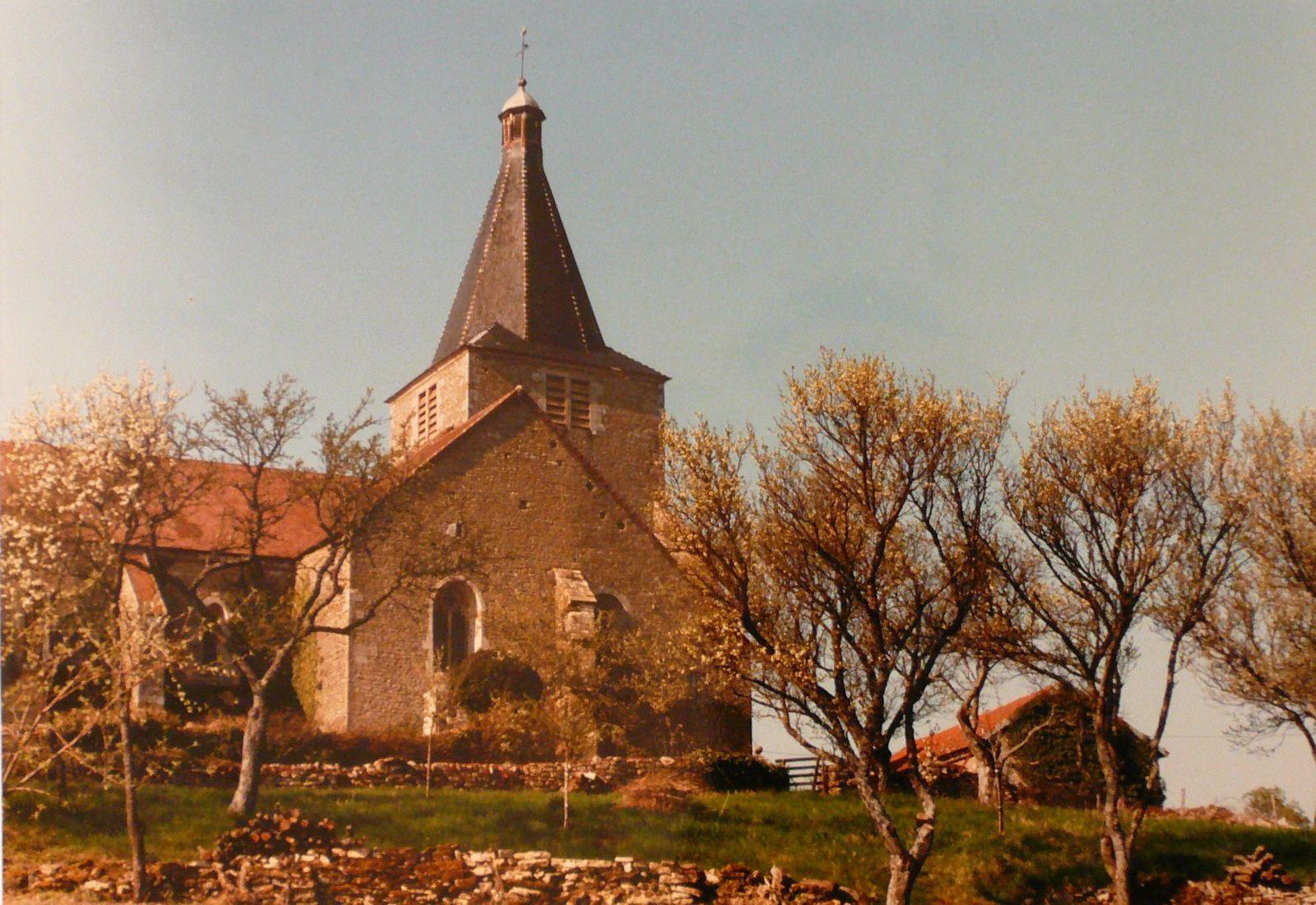 Eglise dans le verger