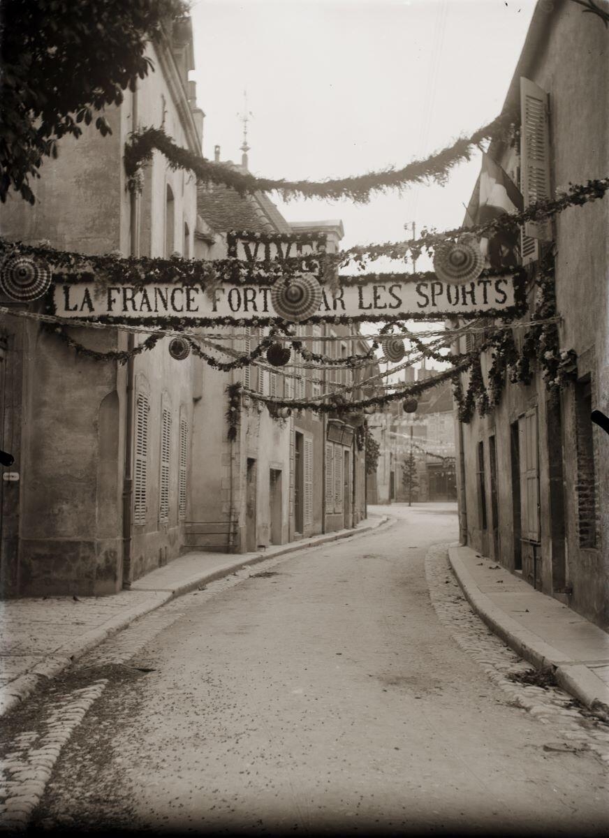 Nuits-Saint-Georges - Fête du sport ? La France forte par les sports - Vue sur rue décorée avec guirlandes de feuillages (titreusuel)