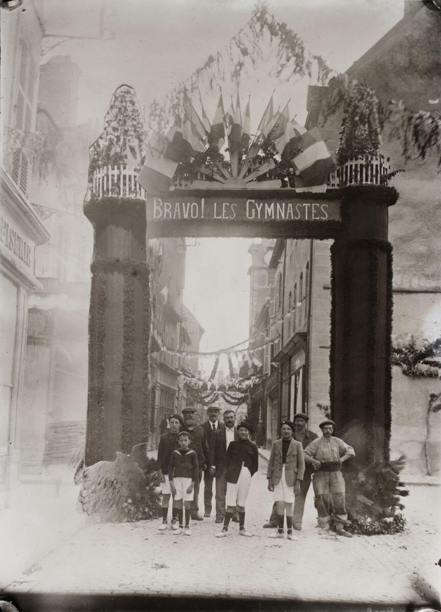 Nuits-Saint-Georges - Fête du sport ? Bravo ! les gymnastes - Photographie de groupe sous une arche fleurie (titre usuel)