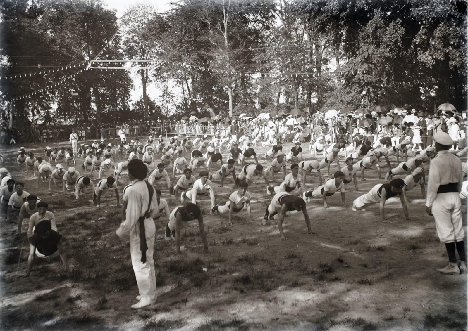 Nuits-Saint-Georges - Fête du sport ? Photographie de groupe lors d’un exercice sportif (titre usuel)