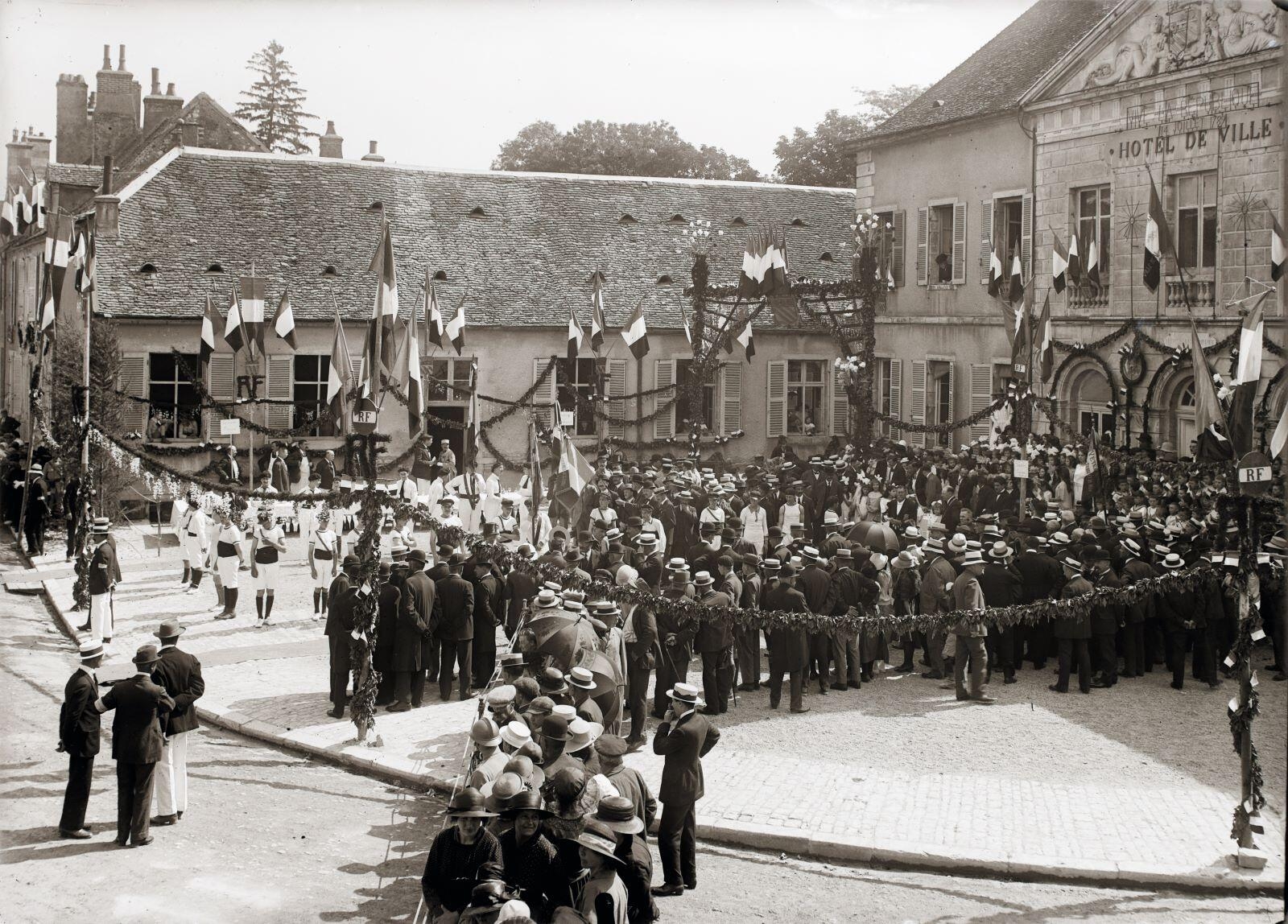 Nuits-Saint-Georges - Devant la Mairie, accueil du Président de la République A. MILLERAND (titre usuel)