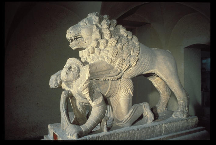Lion terrassant un gladiateur