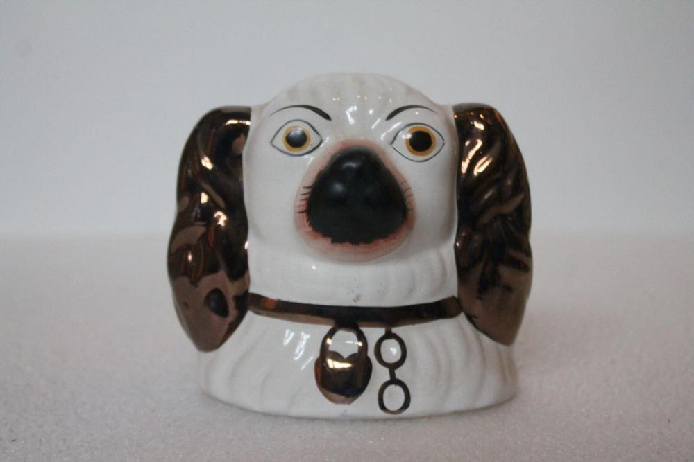 Tirelire en forme de tête de chien cavalier King Charles dite en faïence de Jersey