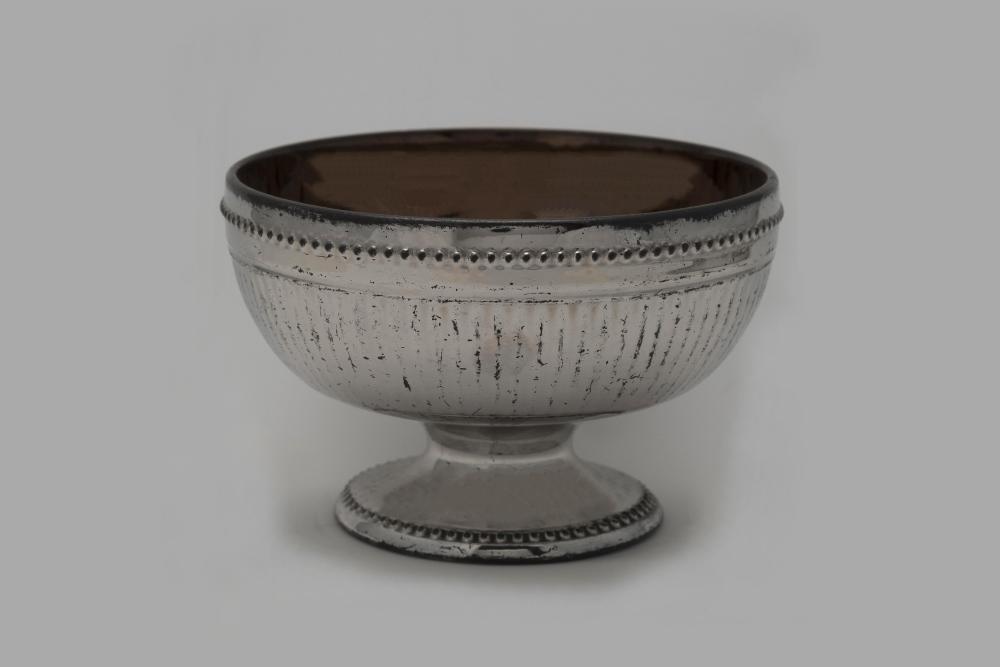 Coupe guillochée à pied dite en faïence de Jersey TEC faïence (façonnage au tour) ; émail (lustré, doré, argenté)