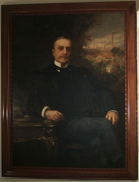 Henri Schneider sur fond d'usines aux toits de tuiles rouges