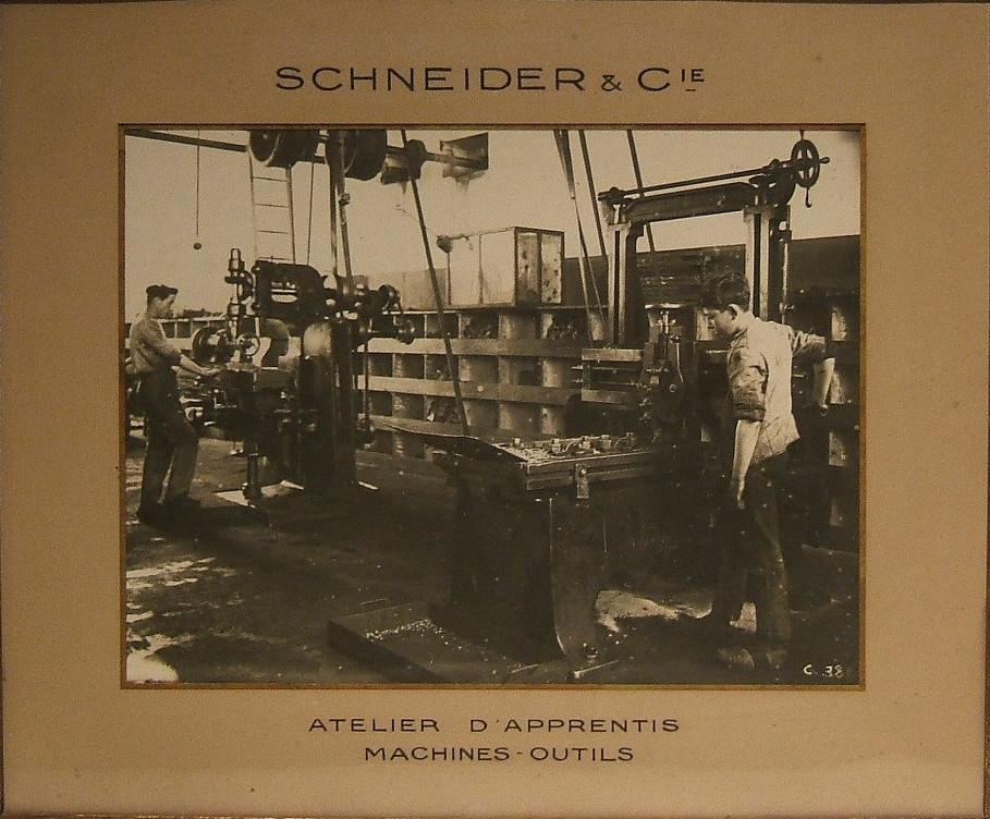 Vue d'un atelier d'apprentis machines-outils