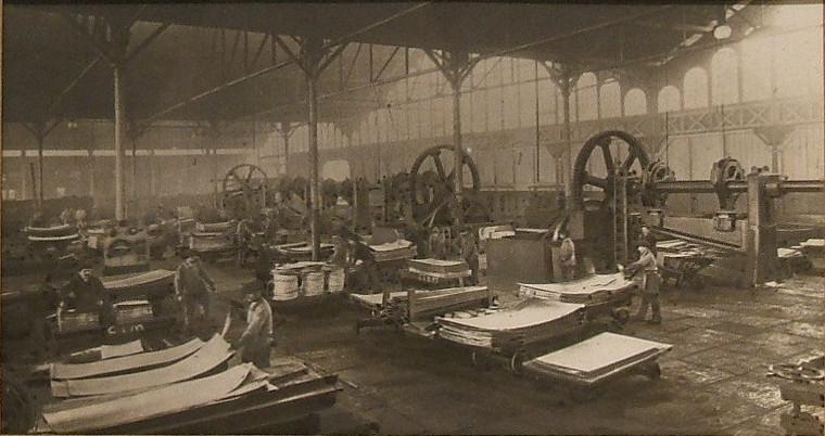 Vue d'un grand atelier de planage et découpage des tôles minces