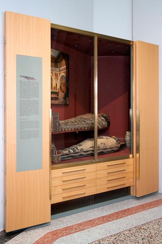 Sarcophage humain et momie