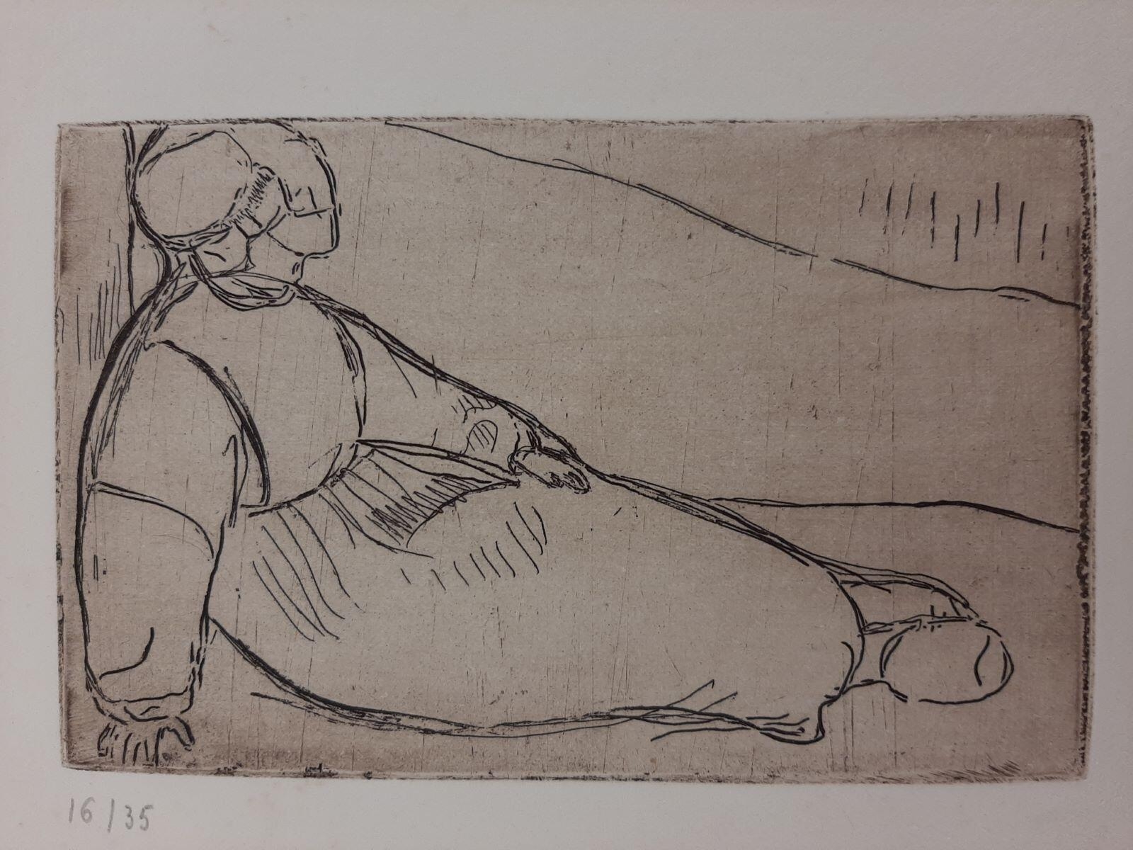 Femme assise appuyée à un arbre