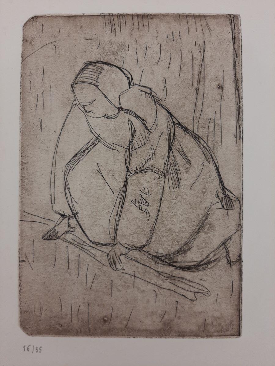 Femme au travail à genoux