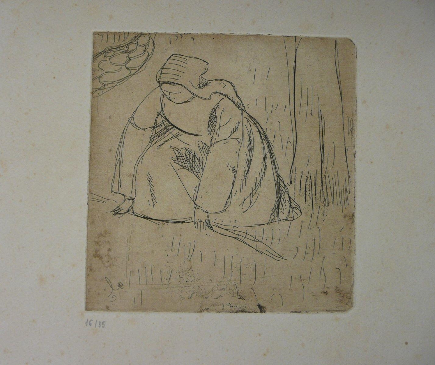 Femme au travail à genoux avec arbre et mur