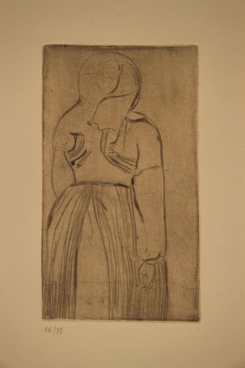 Femme en coiffe de dos