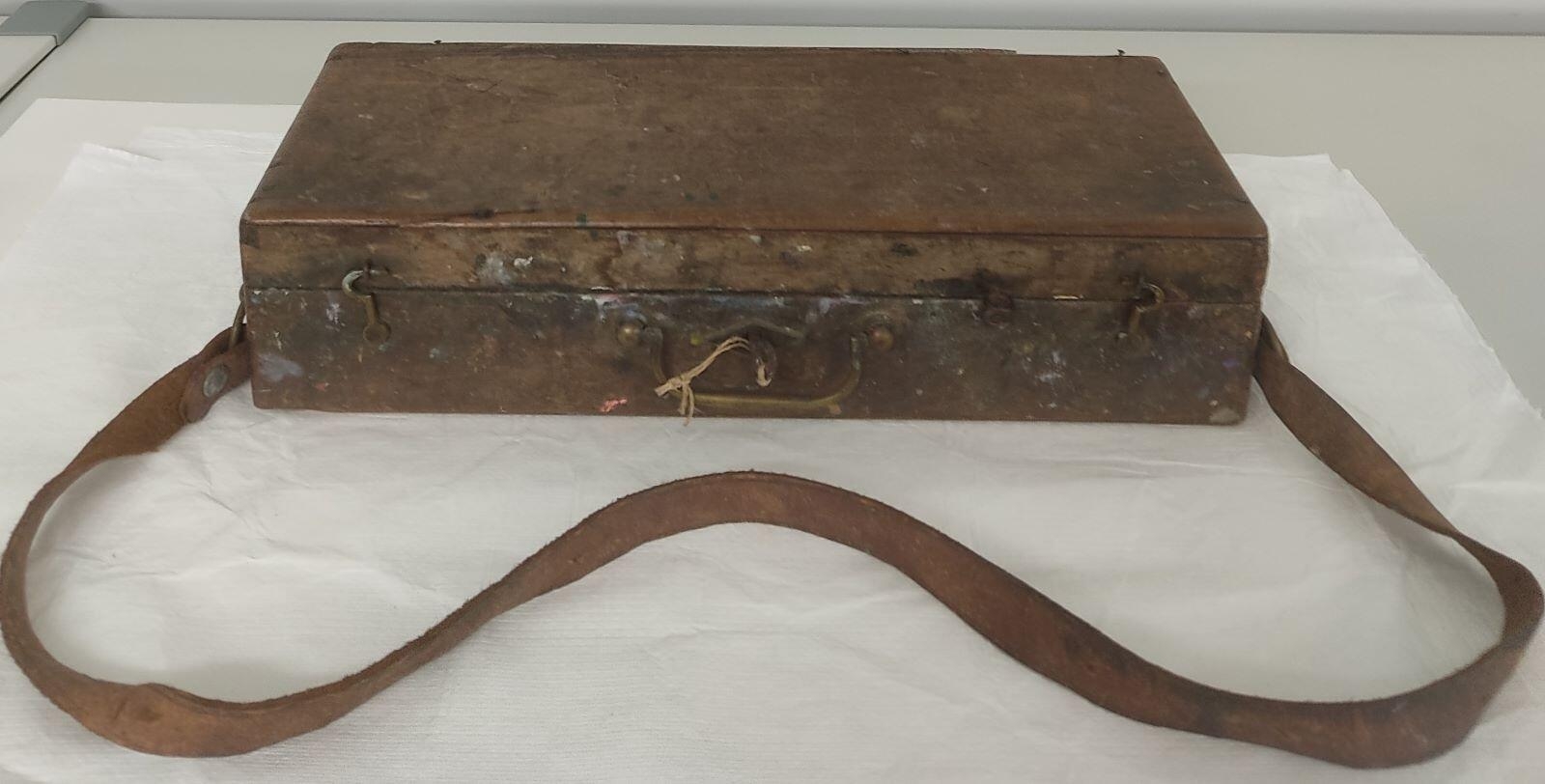 Boîte à peinture de Mary Piriou avec palette pliante, pinceaux et tubes