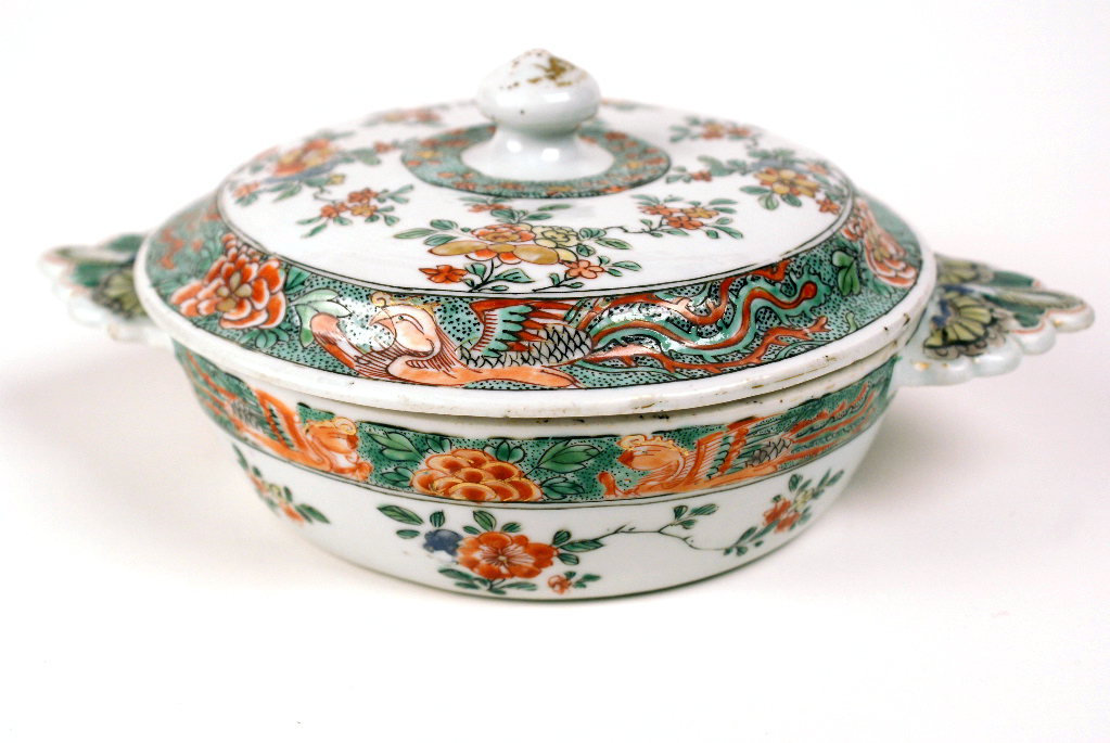 Ecuelle à décor de fleurs, oiseaux et papillons