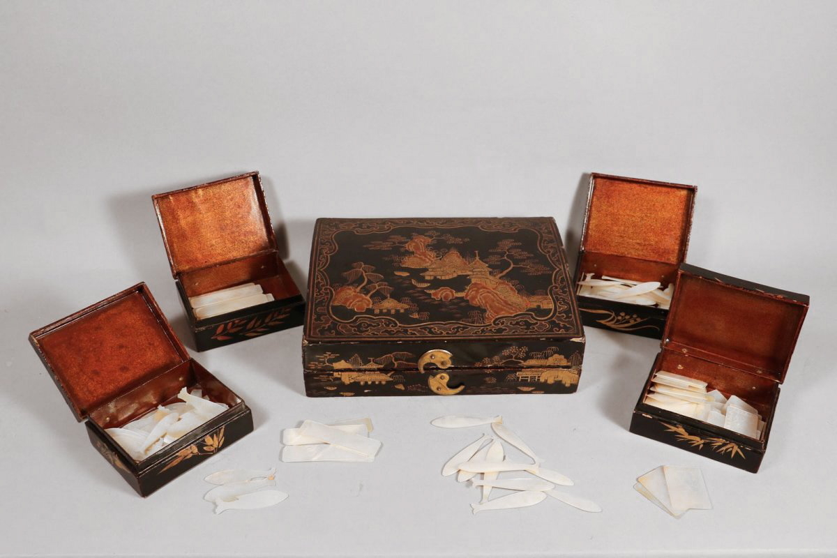 Coffret de jeu à décor de paysage lacustre