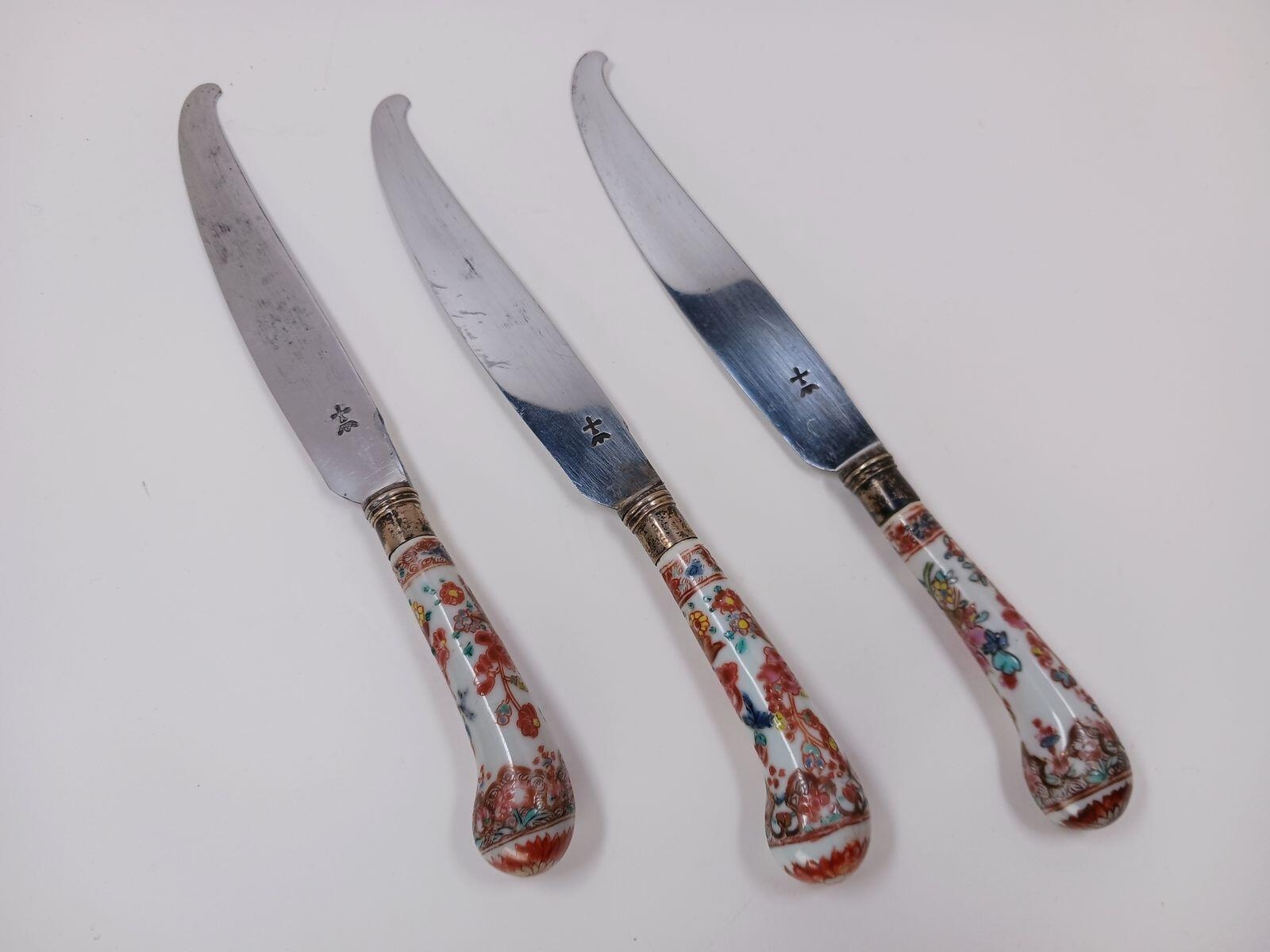 Trois couteaux à manche en porcelaine