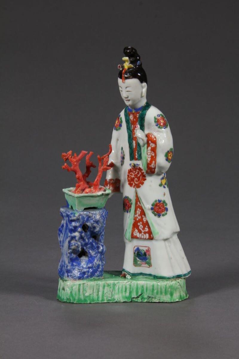 Femme chinoise au corail