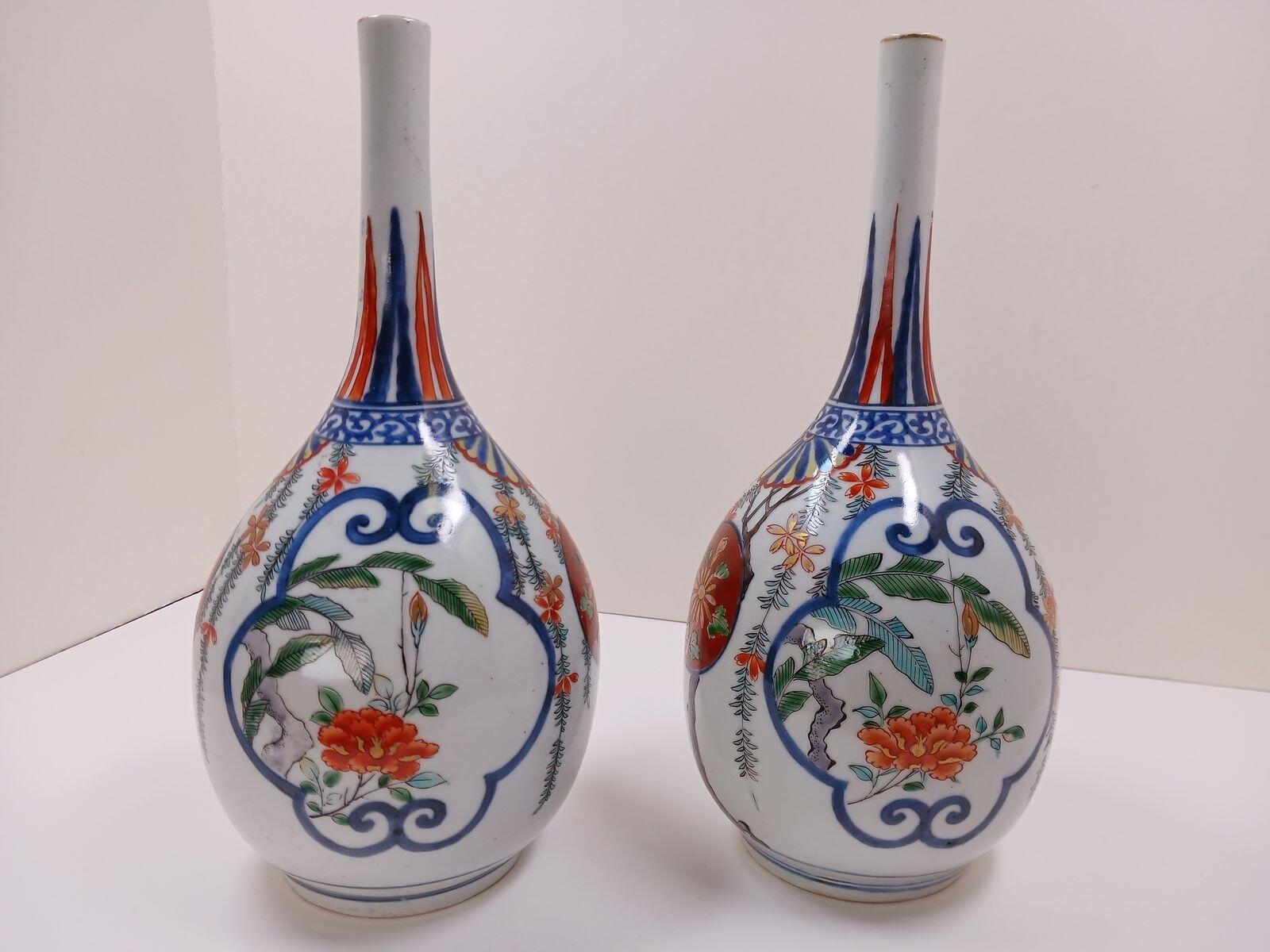 Paire de vases Imari piriformes