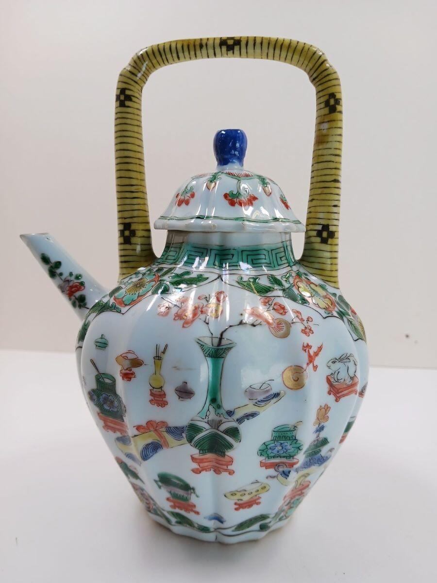 Théière à décor de fleurs, feuillages et motifs auspicieux