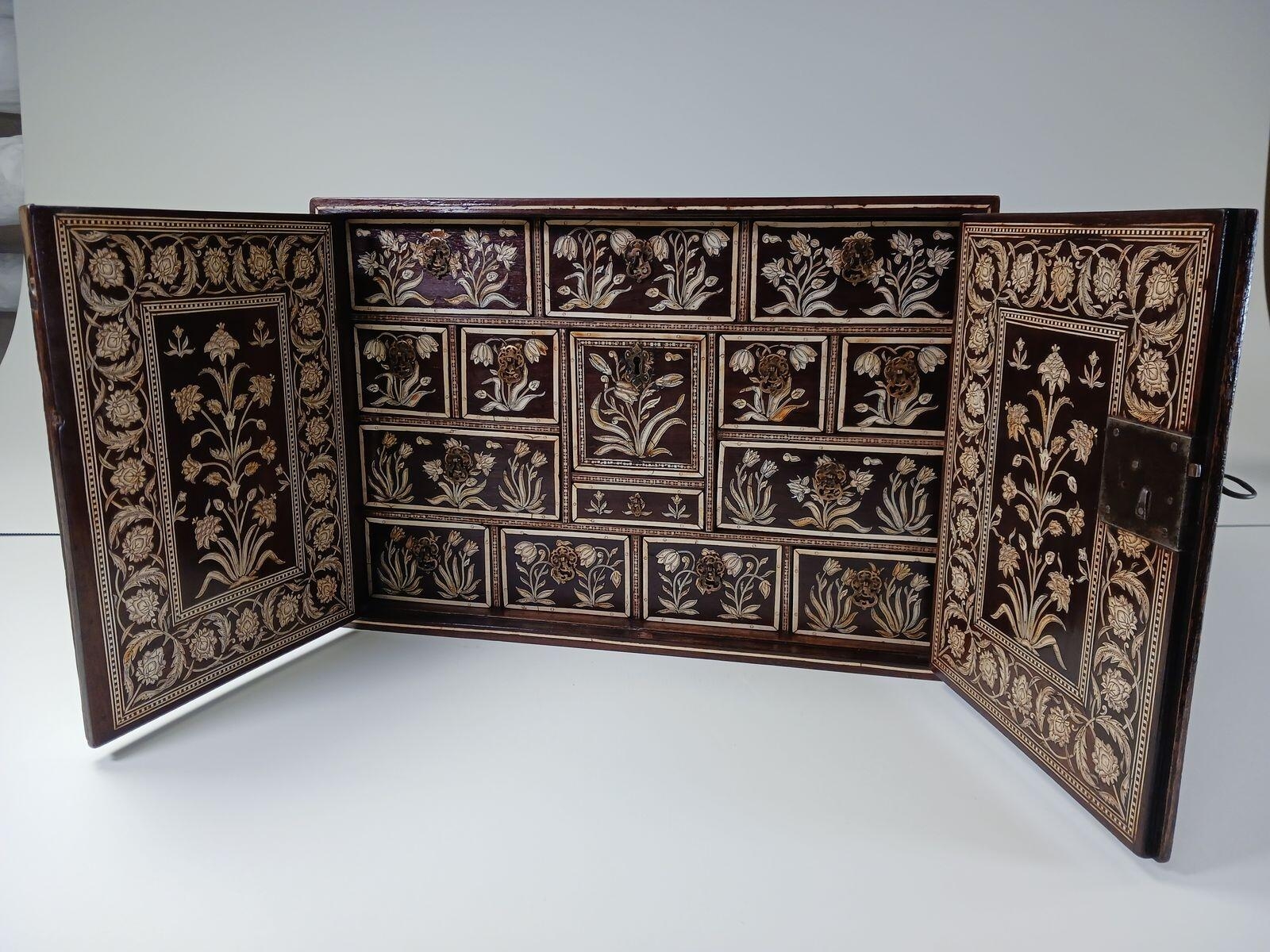 Cabinet moghol à décor floral