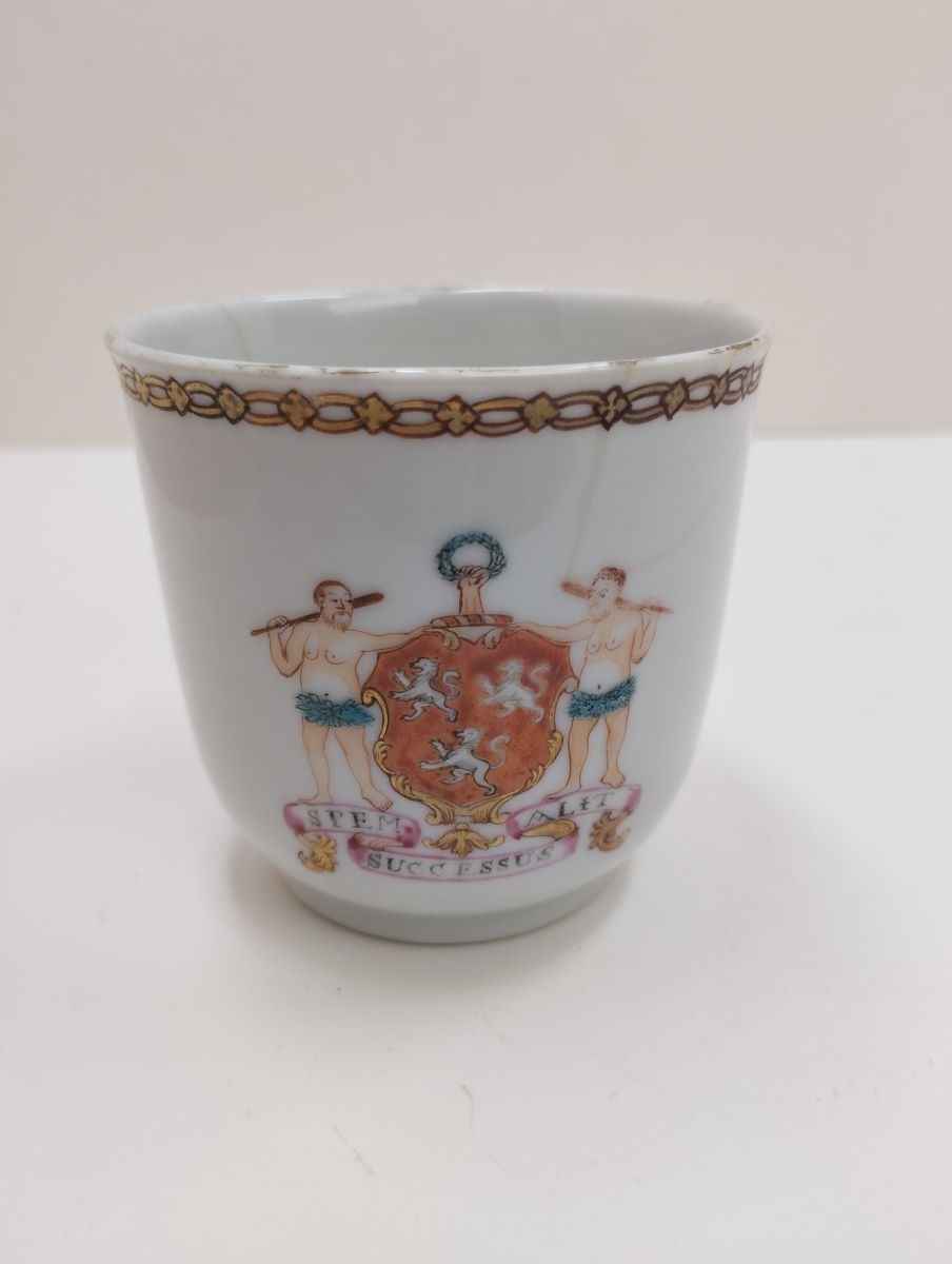Tasse à café aux armes de la famille Ross