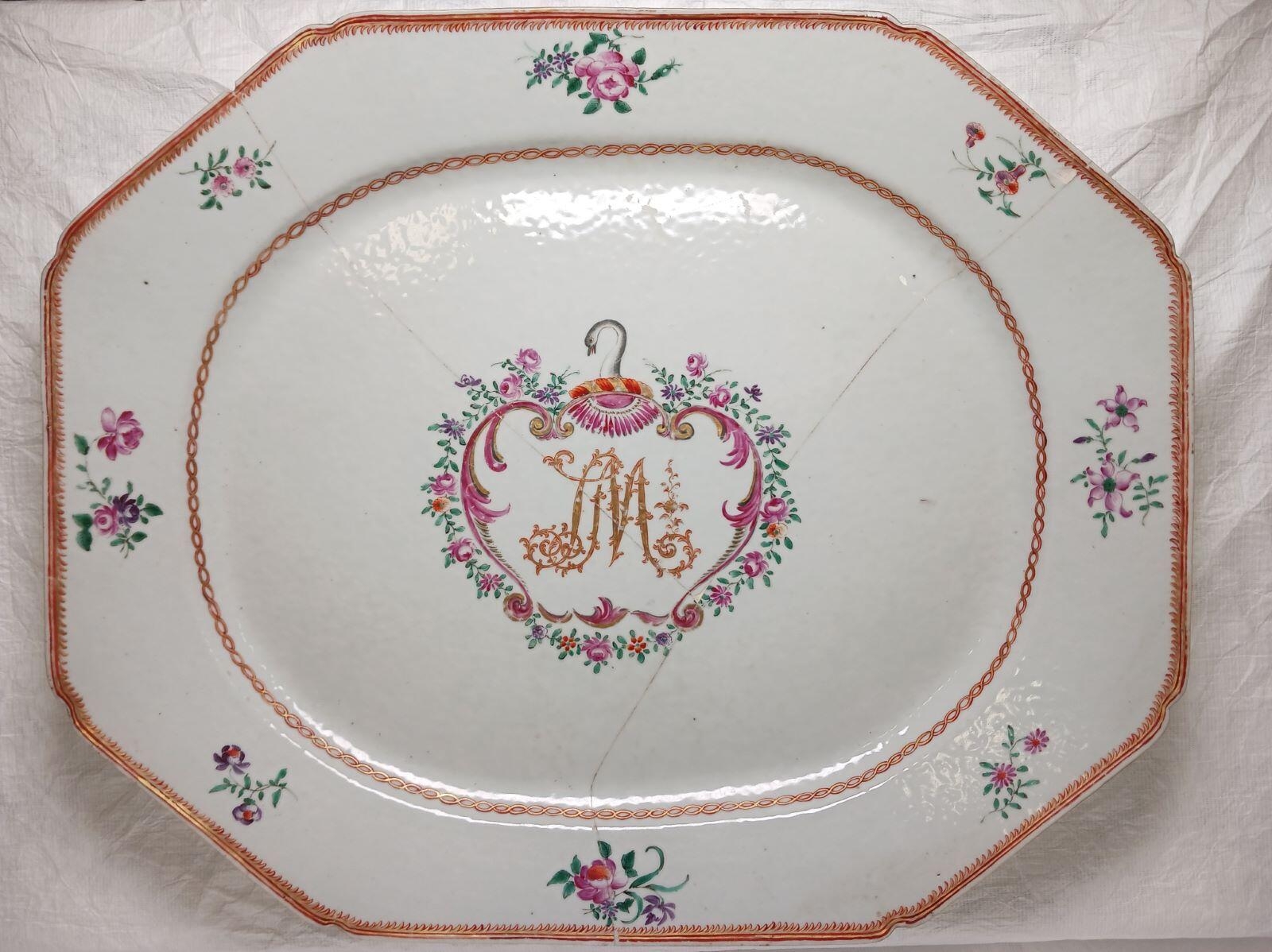 Plat au monogramme "SM"