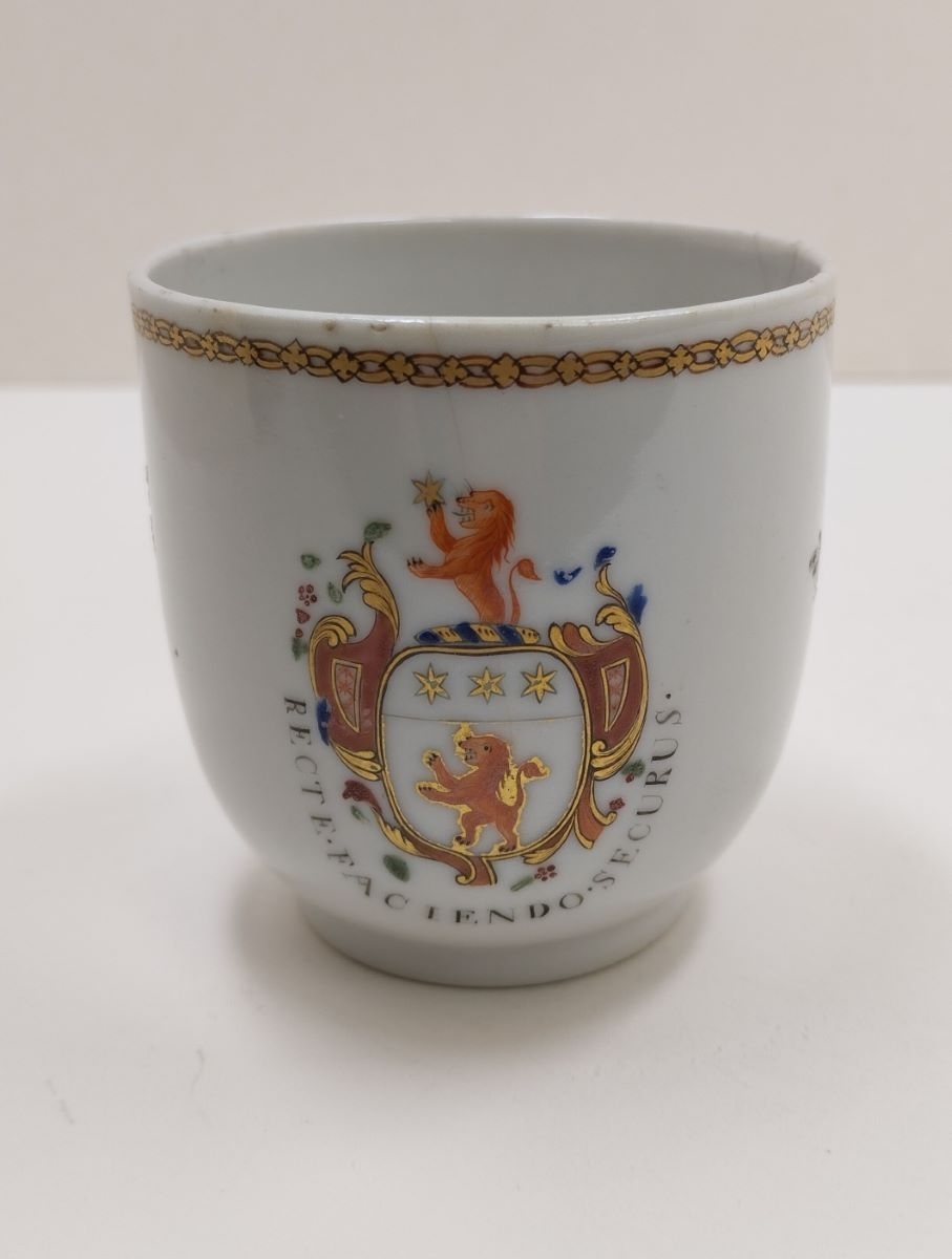 Tasse à café aux armes de Sir Hugh Inglis
