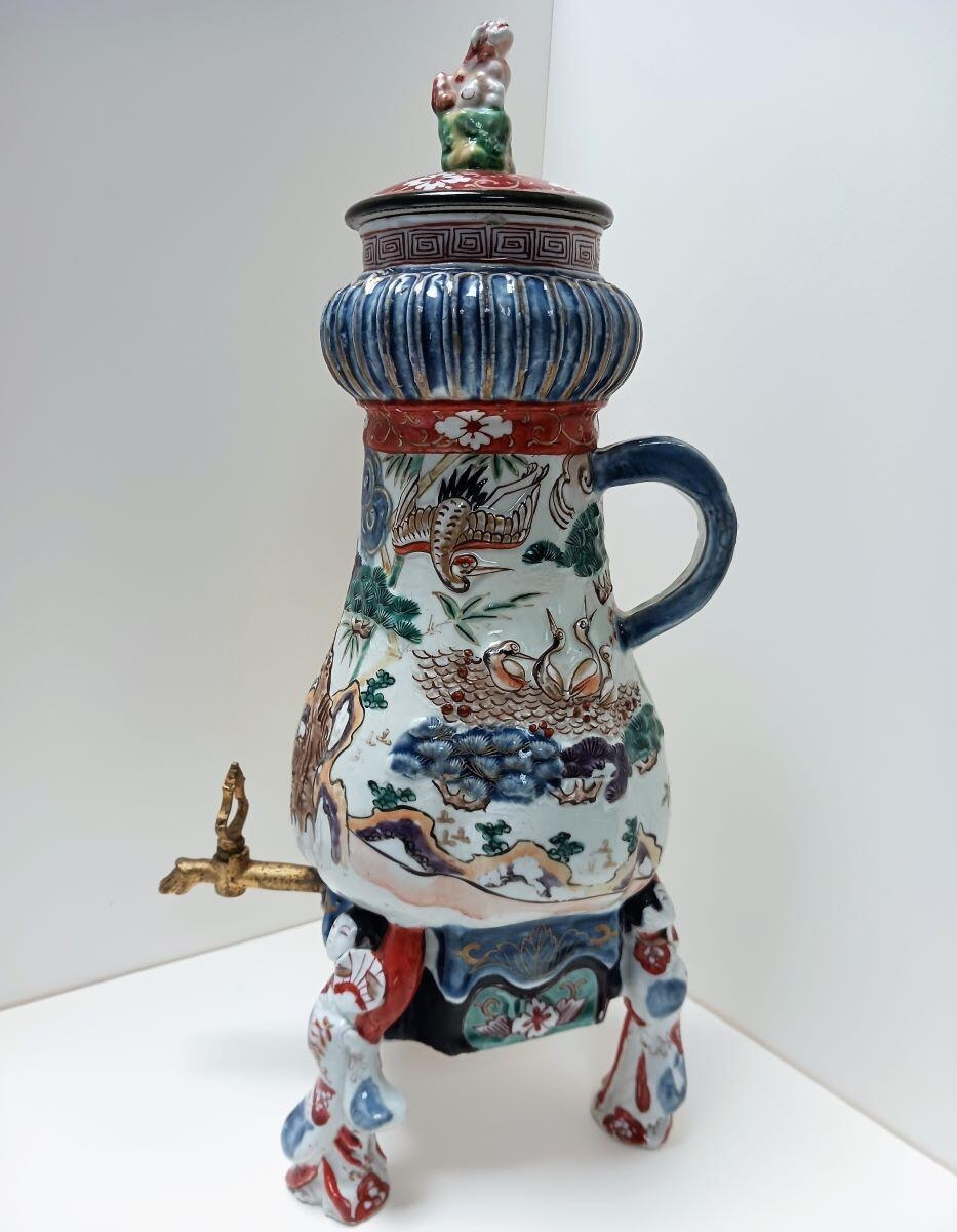 Fontaine à café Imari, aux Japonaises et aux grues dans les pins