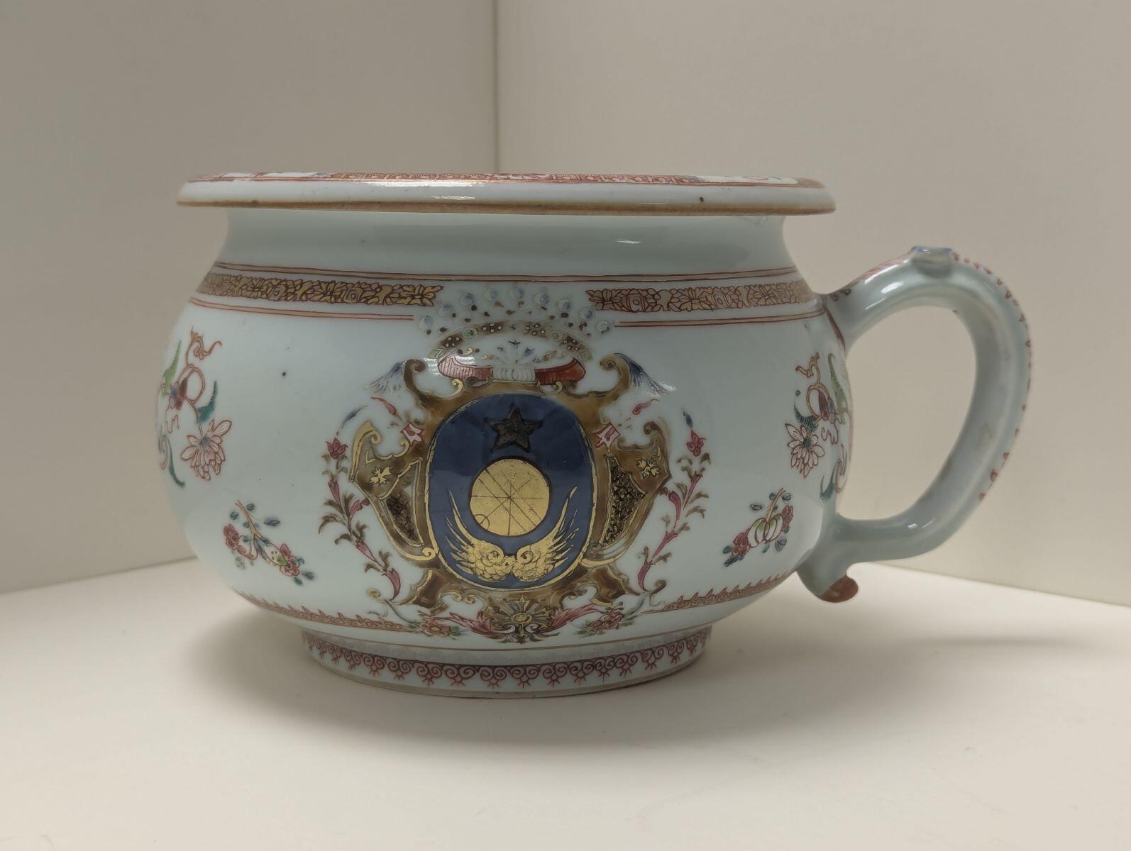 Pot de chambre aux armes de Joseph Danycan de l'Epine
