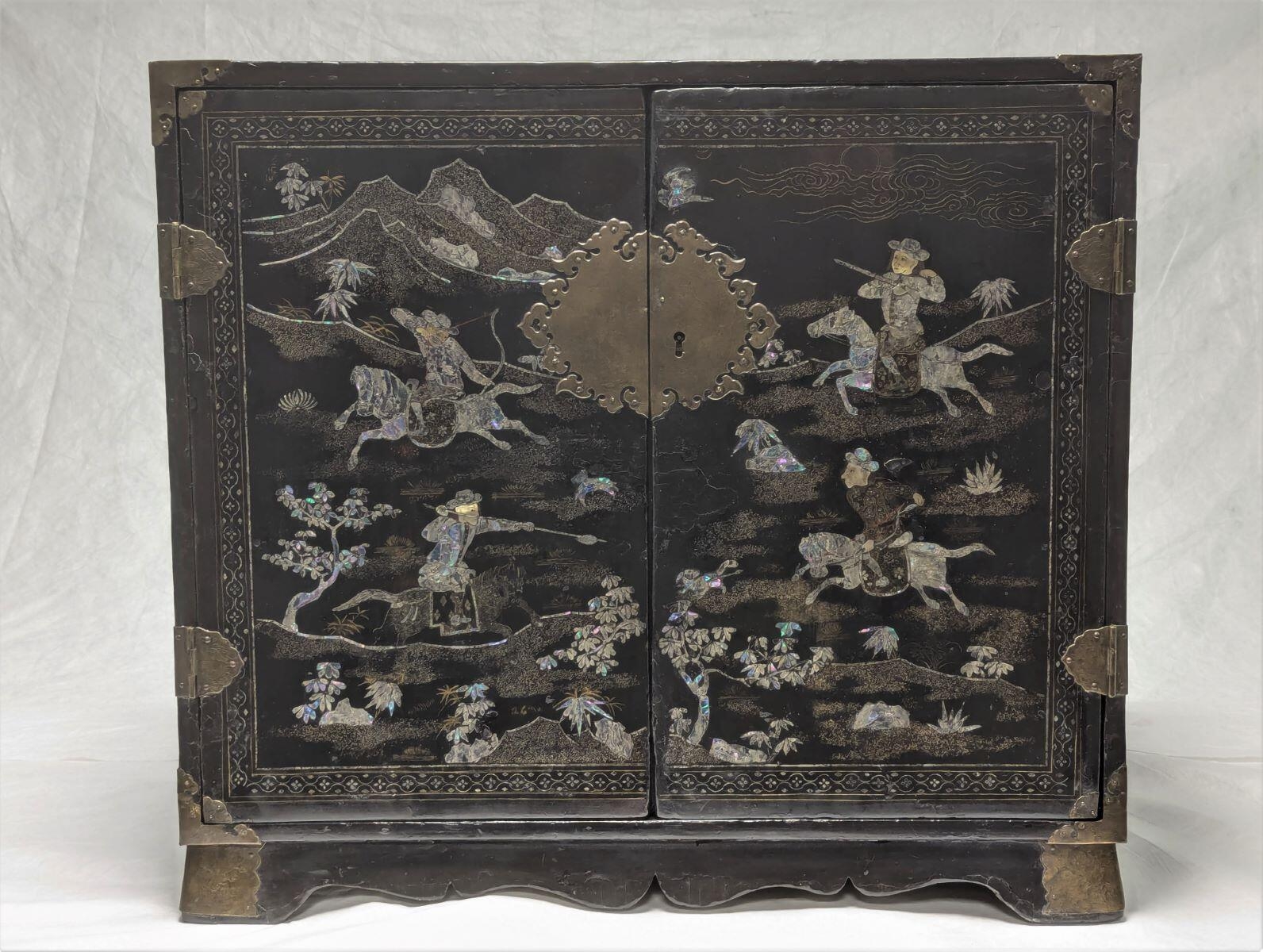 Cabinet à décor de scène de chasse aux Européens