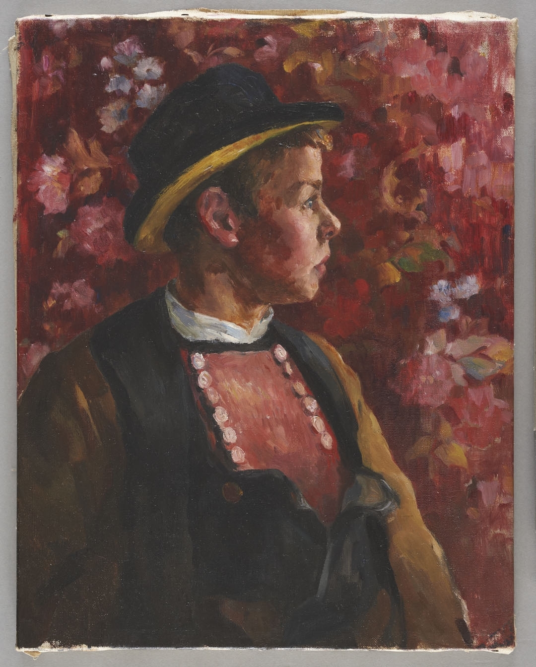 Portrait de jeune garçon en costume breton sur fond rouge ; Garçon sur fond de lit clos (titre d'exposition)