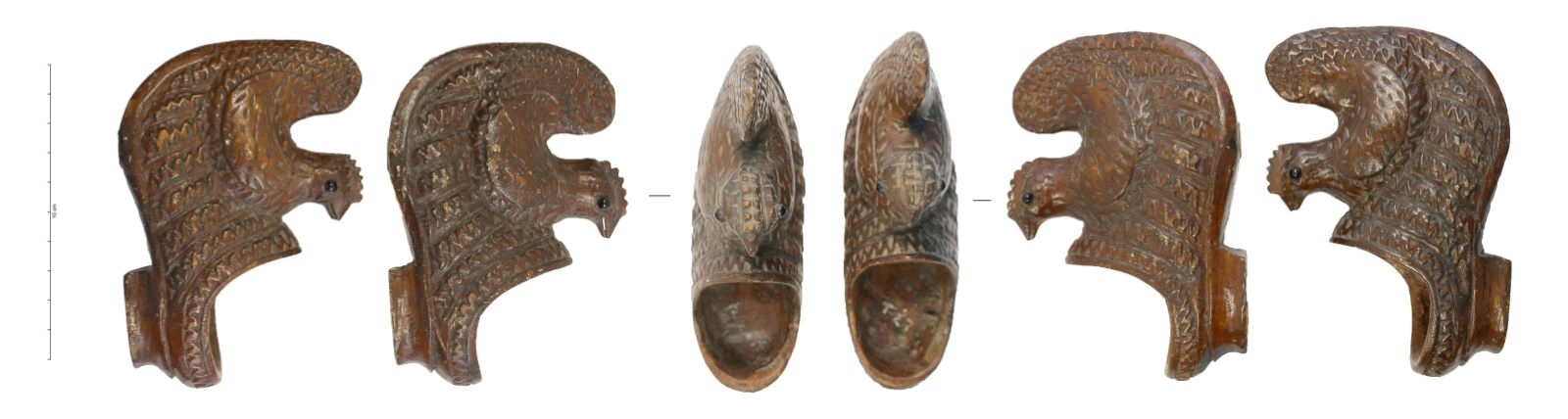 Petit sabot à bout orné d'un coq retourné