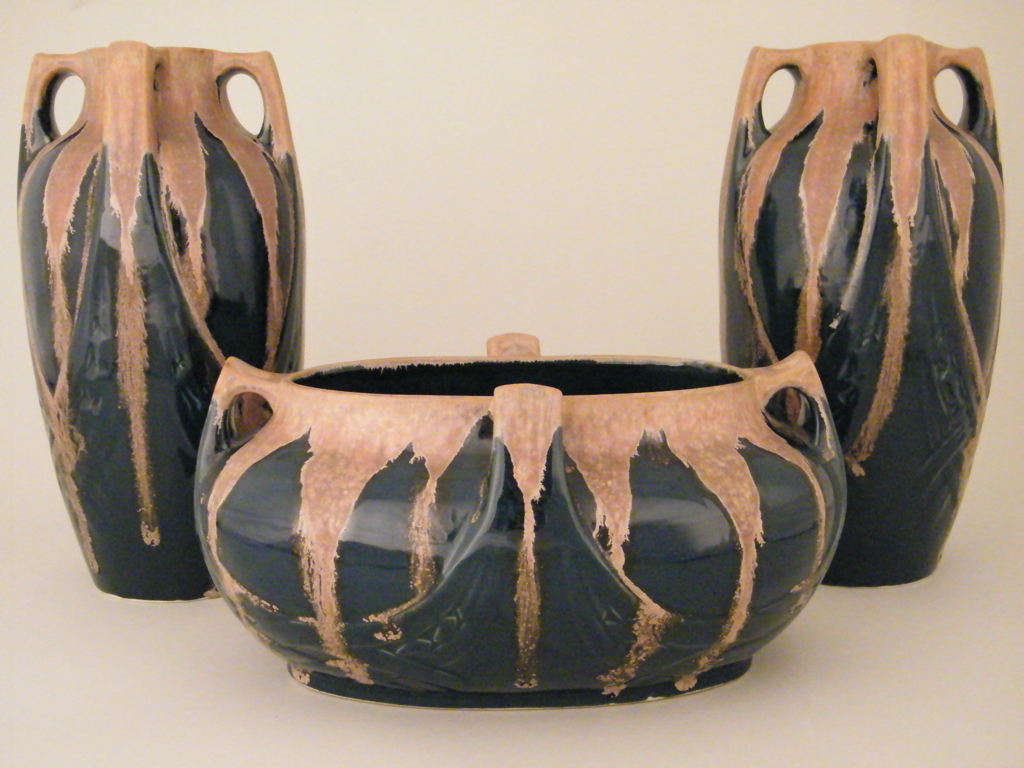 Ensemble composé de deux vases et d'une jardinière