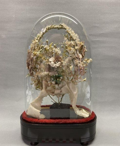 couronne de mariée avec socle et globe de présentation